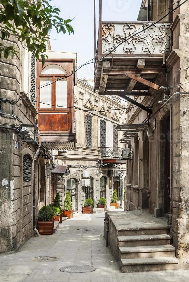 vista sulla strada della città vecchia di baku in azerbaigian foto