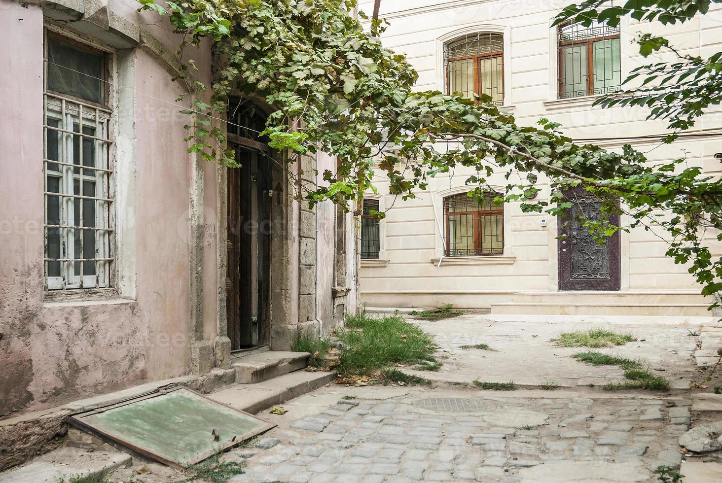 vista sulla strada della città vecchia di baku in azerbaigian foto