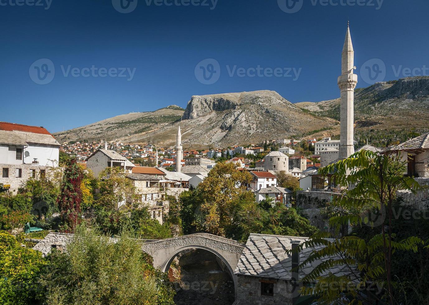 punto di riferimento delle case della città vecchia e vista della moschea a mostar bosnia foto