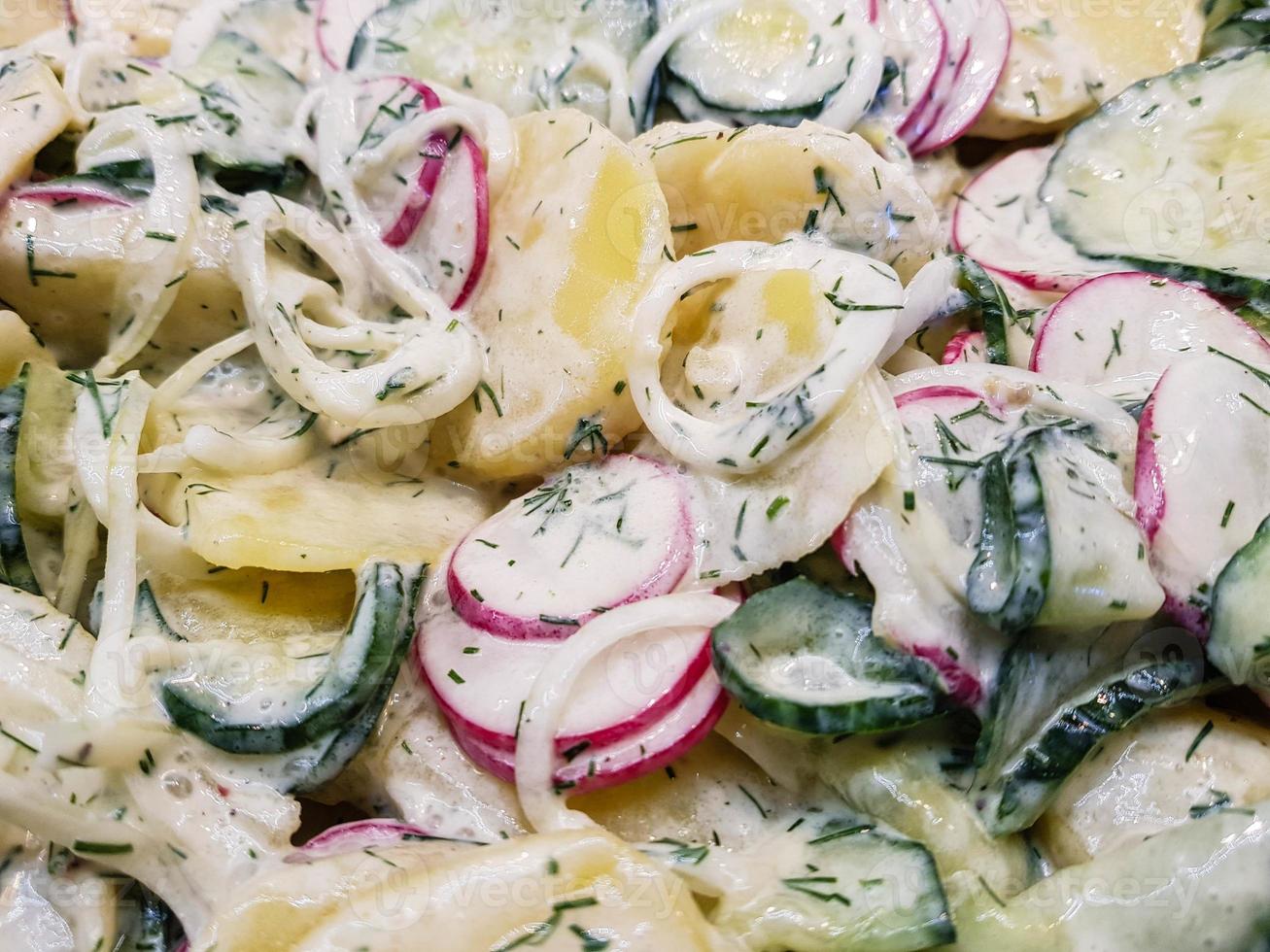 trancio di salmone con insalata di patate foto