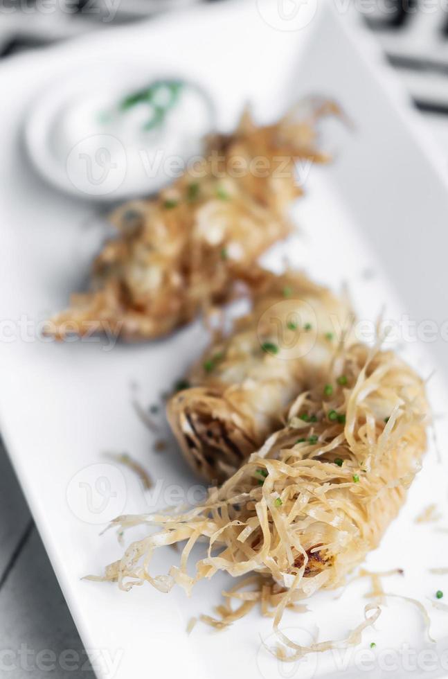 piatto di avviamento di involtini primavera di gamberetti di riso fritto asiatico a singapore foto