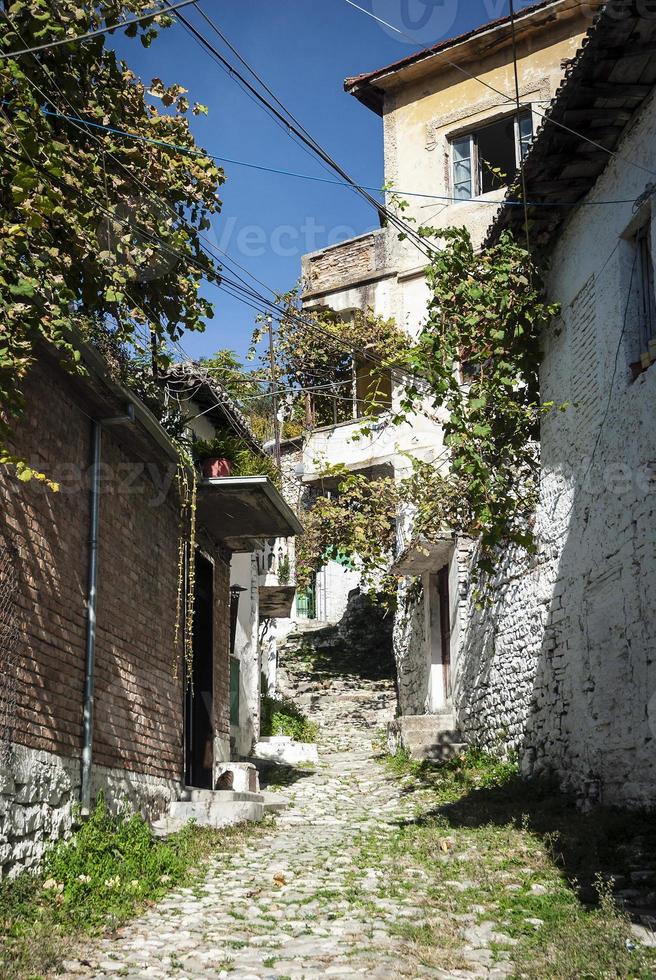 strada acciottolata nel centro storico di berat in albania foto