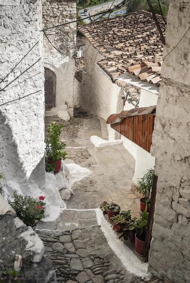 strada acciottolata nel centro storico di berat in albania foto