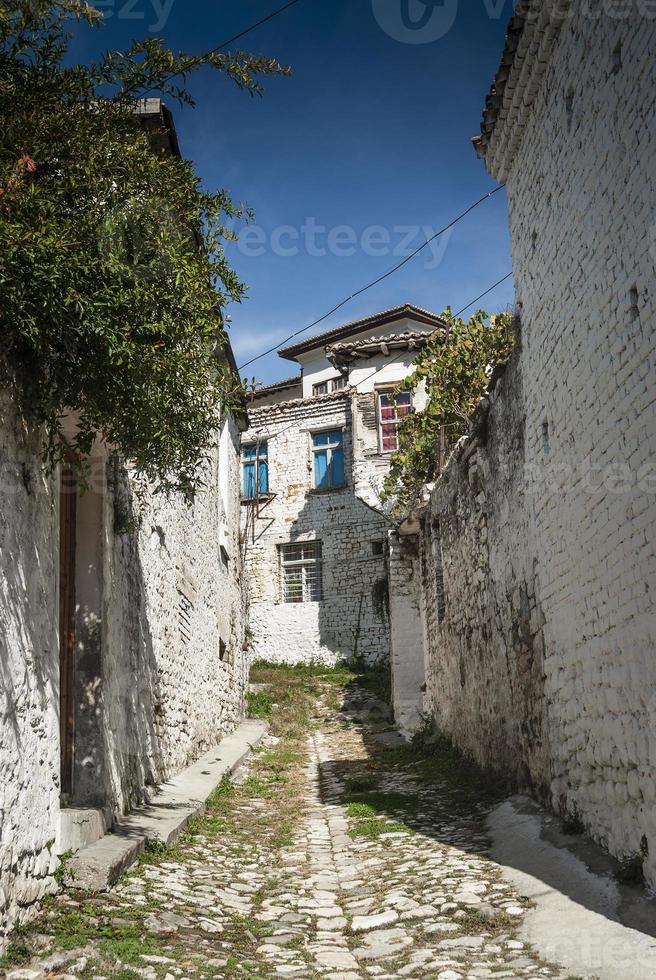 strada acciottolata nel centro storico di berat in albania foto