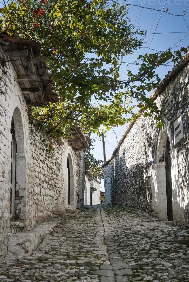 strada acciottolata nel centro storico di berat in albania foto