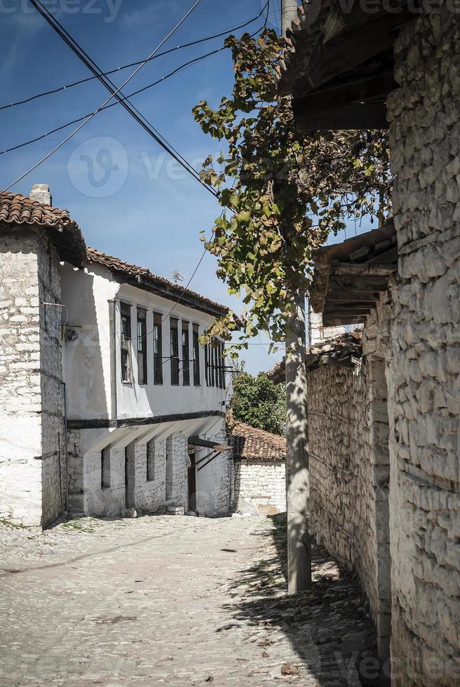 strada acciottolata nel centro storico di berat in albania foto