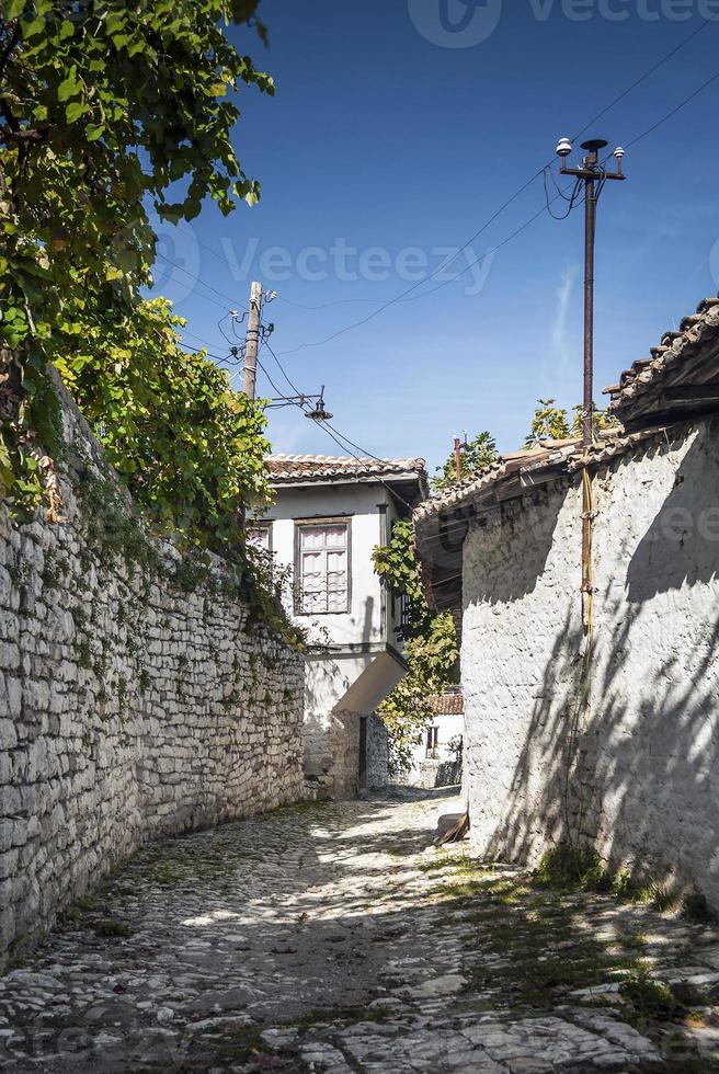 strada acciottolata nel centro storico di berat in albania foto