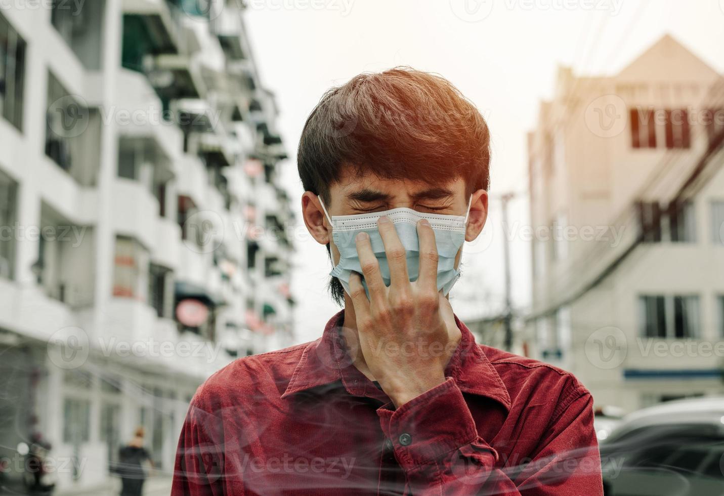 uomo che indossa la maschera di protezione delle vie respiratorie contro l'inquinamento atmosfericopm2.5 foto