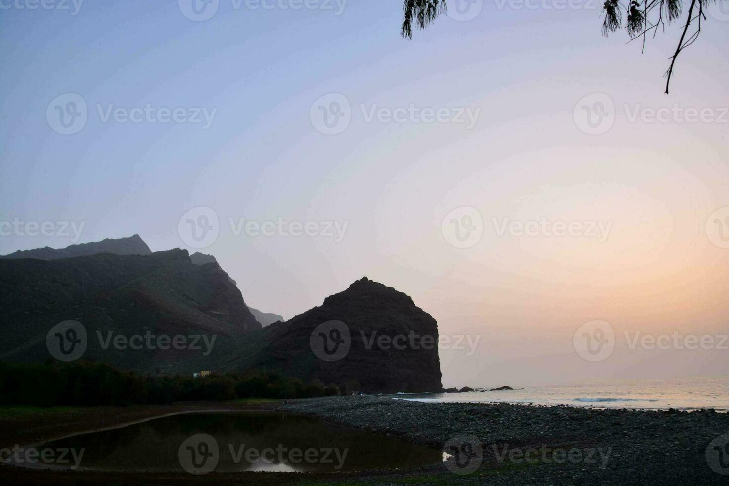 panoramico Visualizza con il riva del mare foto