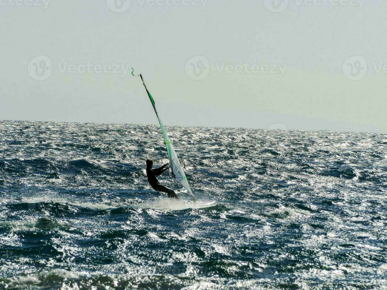 un' persona windsurf foto
