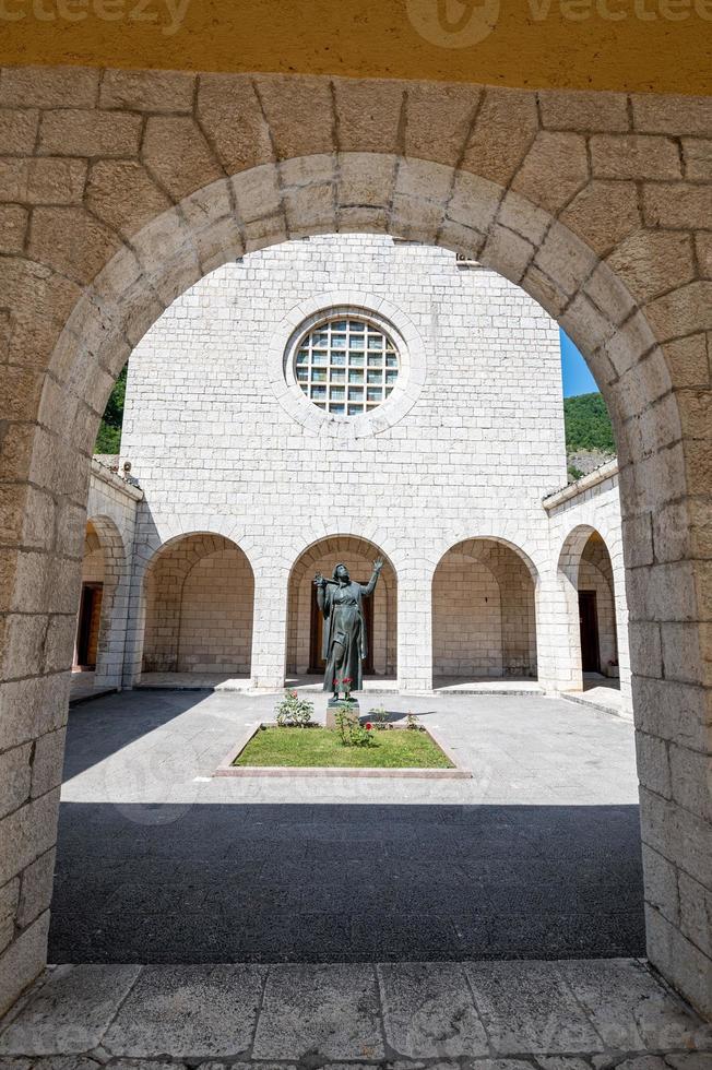 santuario di santa rita statua agostiniana foto