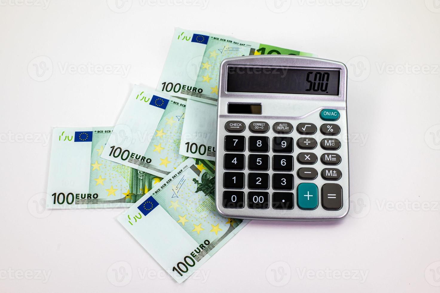 Banconote da 100 euro sparse con calcolatrice foto