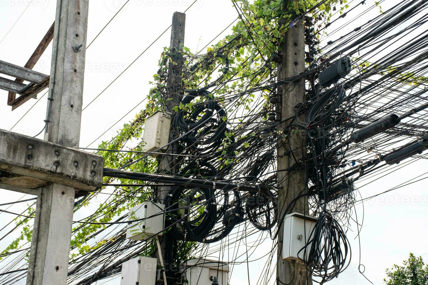 elettricità e cavi, Internet, e sorveglianza macchine fotografiche erano ordinatamente installato su poli. molti fili siamo impigliato. il viti su elettrico Linee e cavi. potenzialmente pericoloso. foto