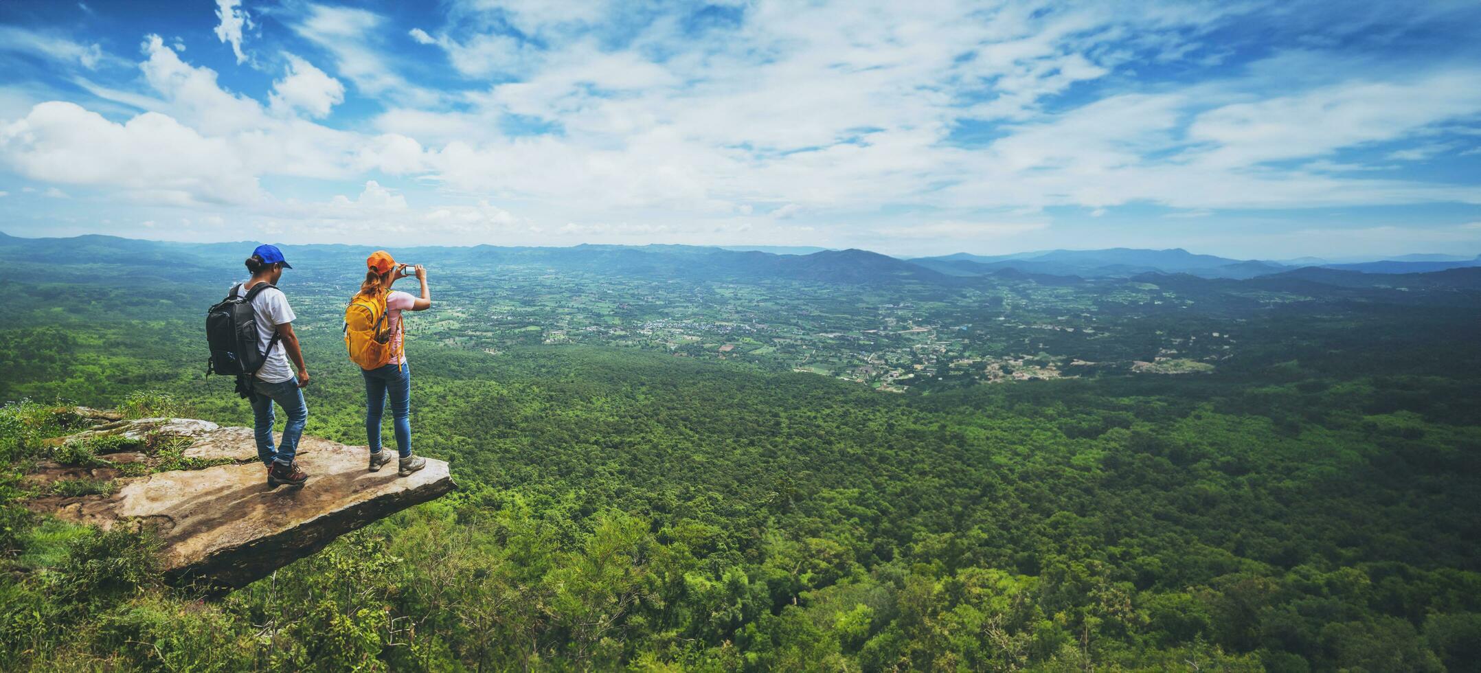 amante donna e uomini asiatici viaggiano rilassarsi in vacanza. è sulla scogliera. foto