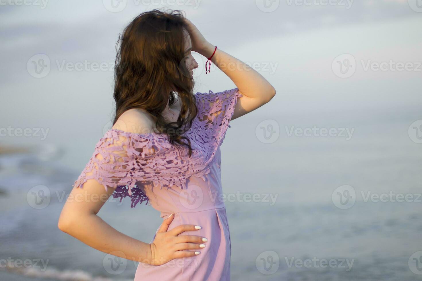 bellissimo giovane ragazza su il sfondo di il mare foto