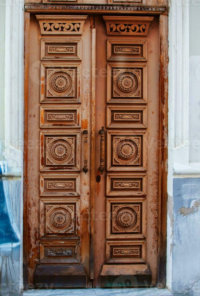 lavorato antico di legno porte nel orientale o georgiano stile. foto