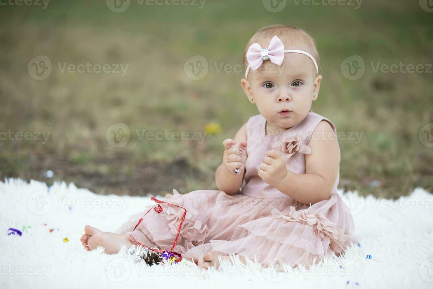 un' bellissimo poco ragazza su un' camminare nel un' estate parco. uno anno vecchio bambino. dolce bambino. foto