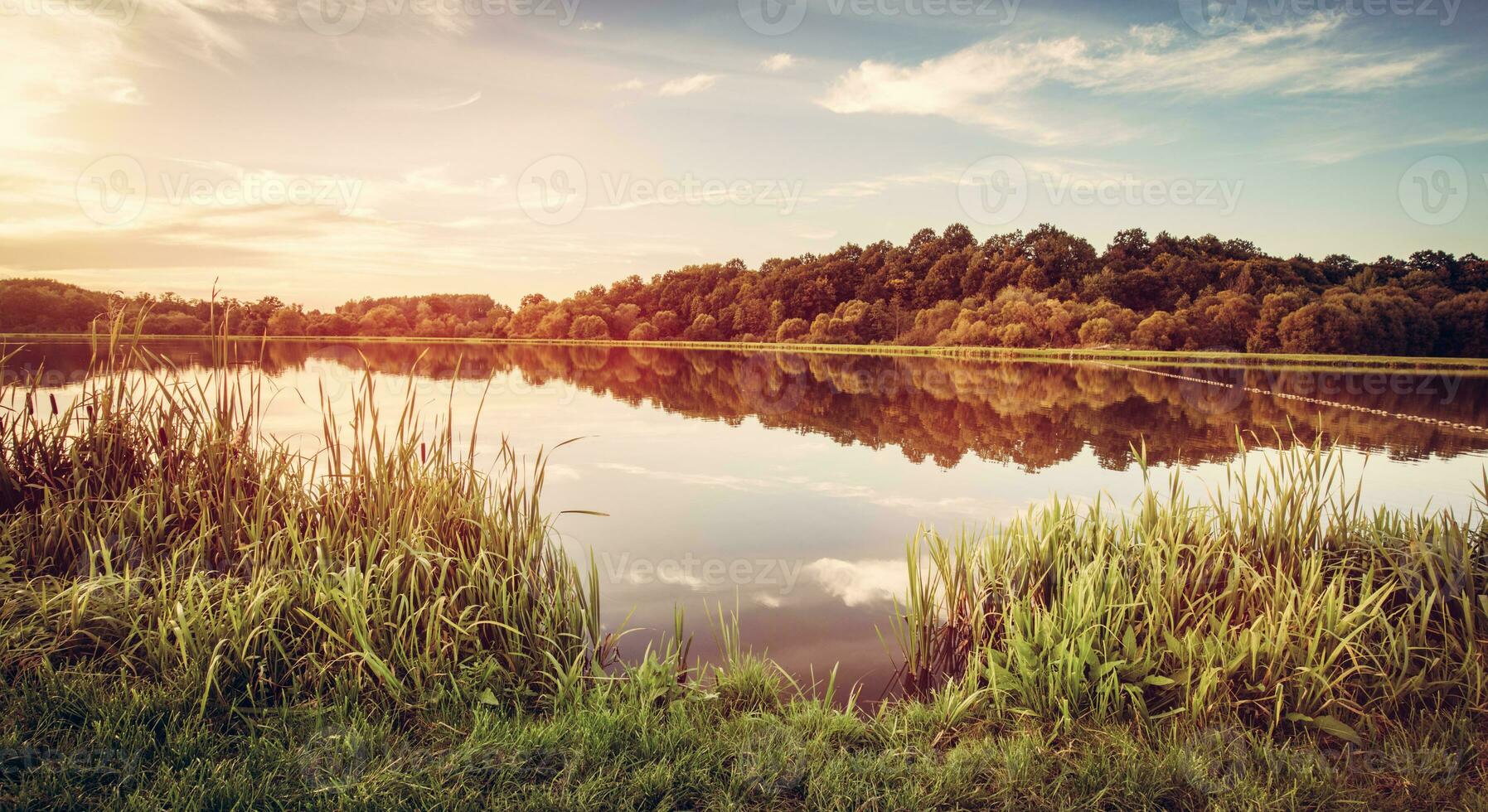 lago a tramonto. campagna rurale scenario nel Polonia foto