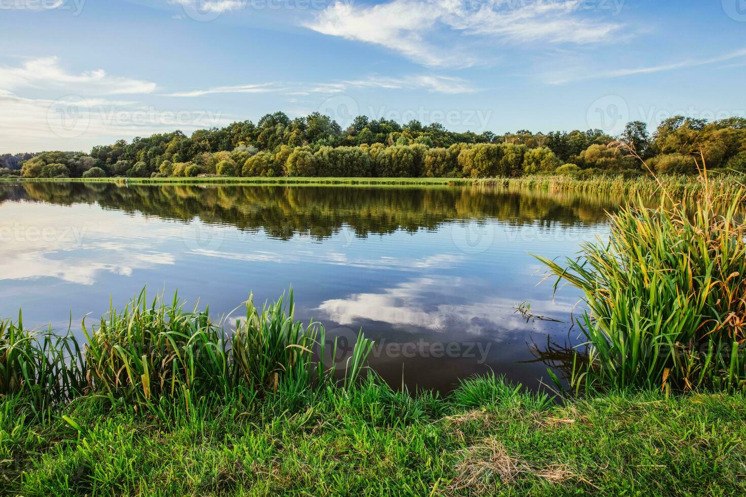 lago a tramonto. campagna rurale scenario nel Polonia foto