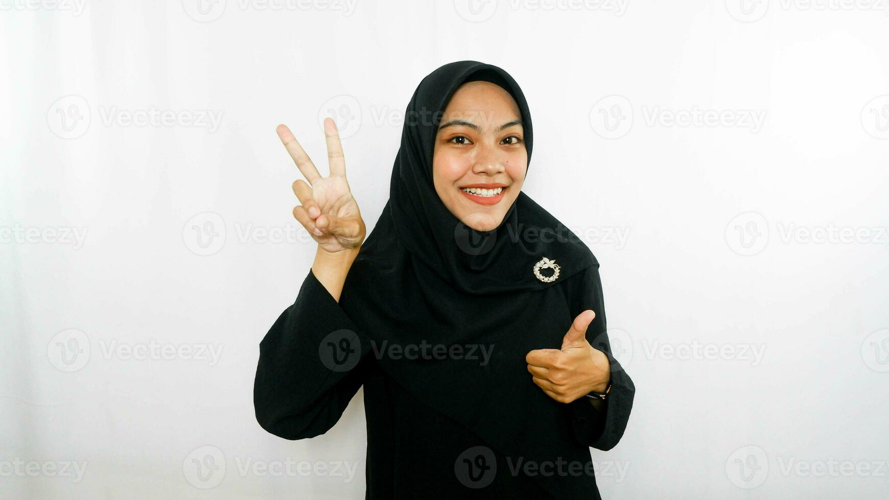 giovane asiatico donna utilizzando dito puntamento nel diverso indicazioni con vuoto copia spazio in piedi al di sopra di isolato bianca sfondo. puntamento dito. dando indicazioni foto