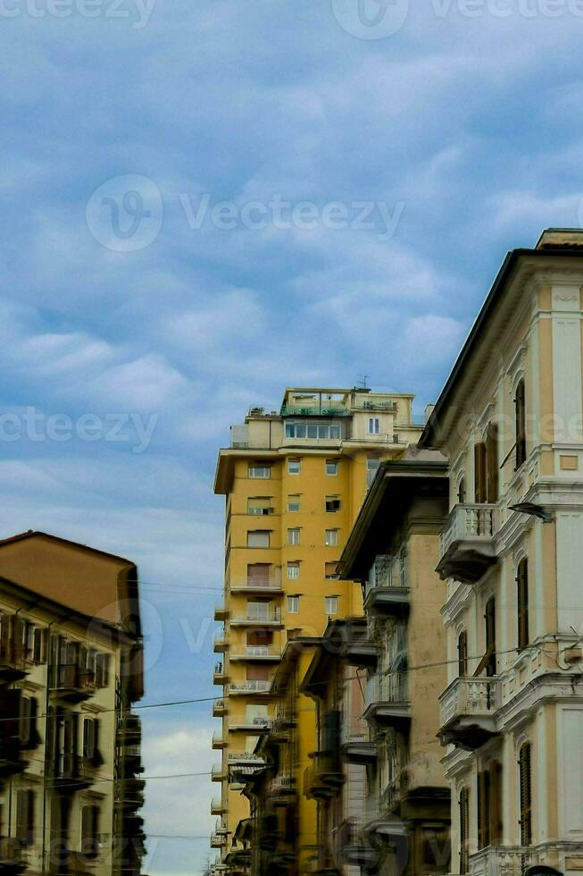 un' Visualizza di edifici e un' blu cielo foto