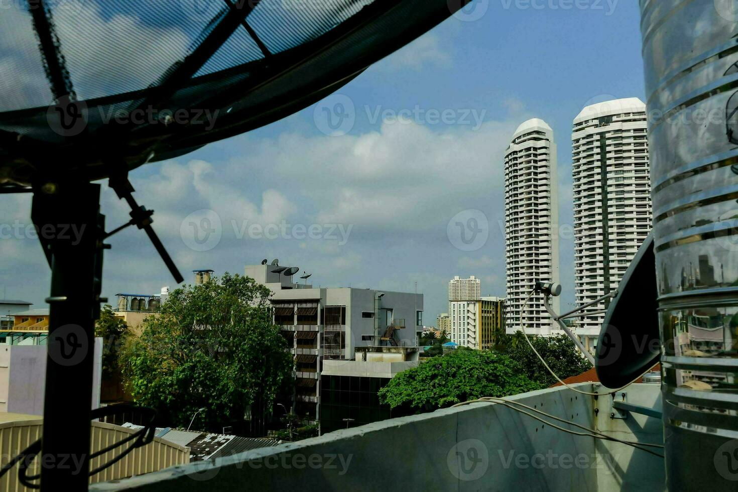 Visualizza di un' città a partire dal il tetto di un' edificio foto