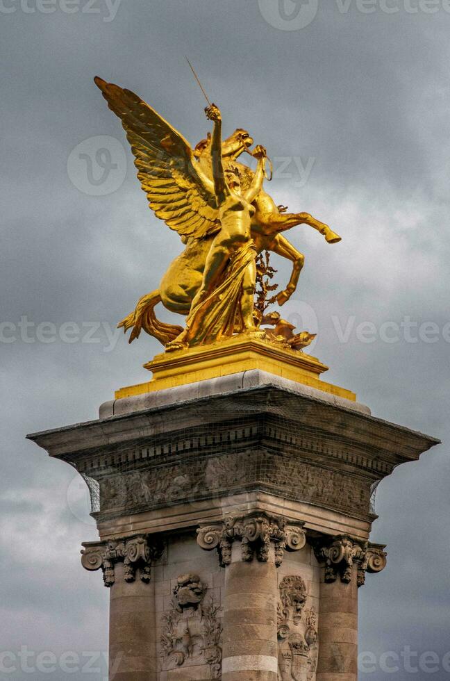 bronzo guerriero donna e alato cavallo statua, alexandre iii ponte, Parigi, Francia foto