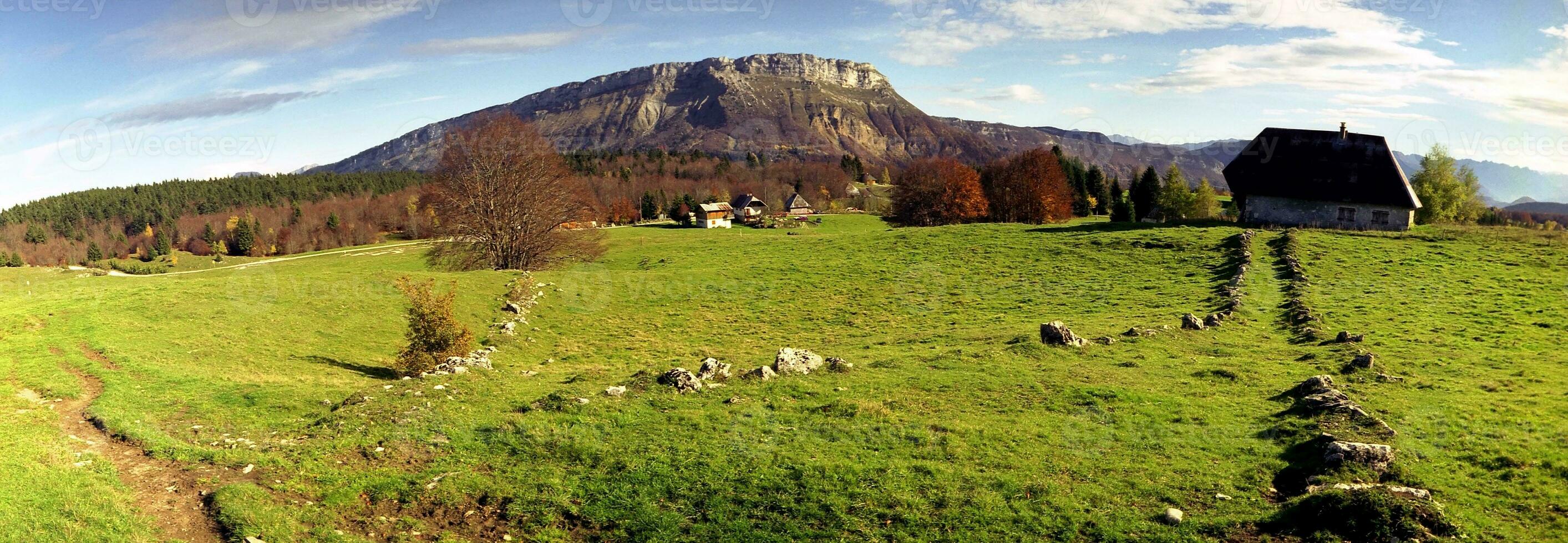 autunno splendore nel Savoie maestoso bauges montagne paesaggio foto