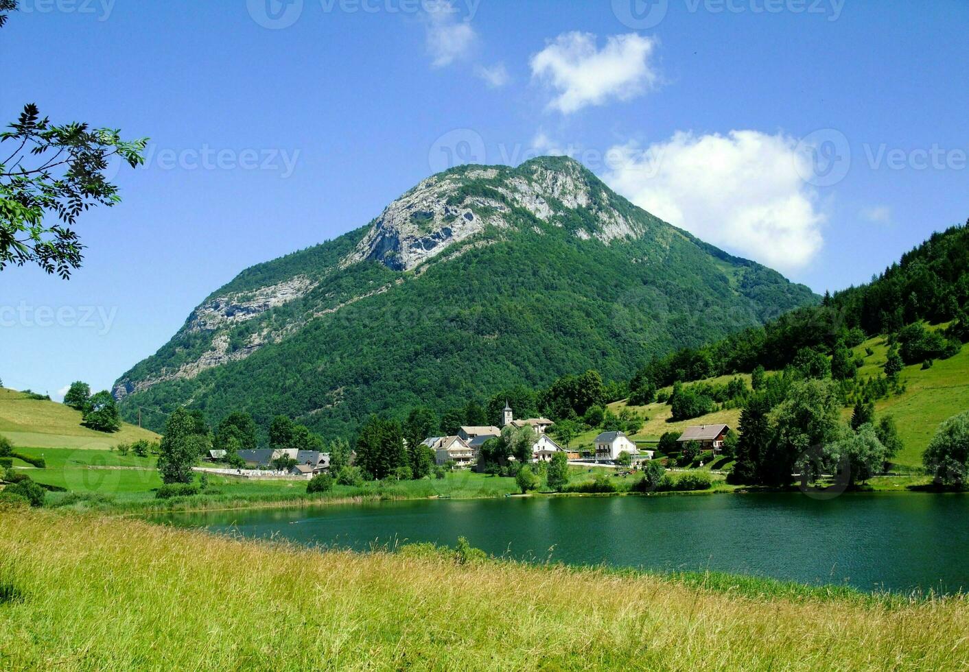 primavera serenità vue lago e bauges montagne, Savoia, Francia foto