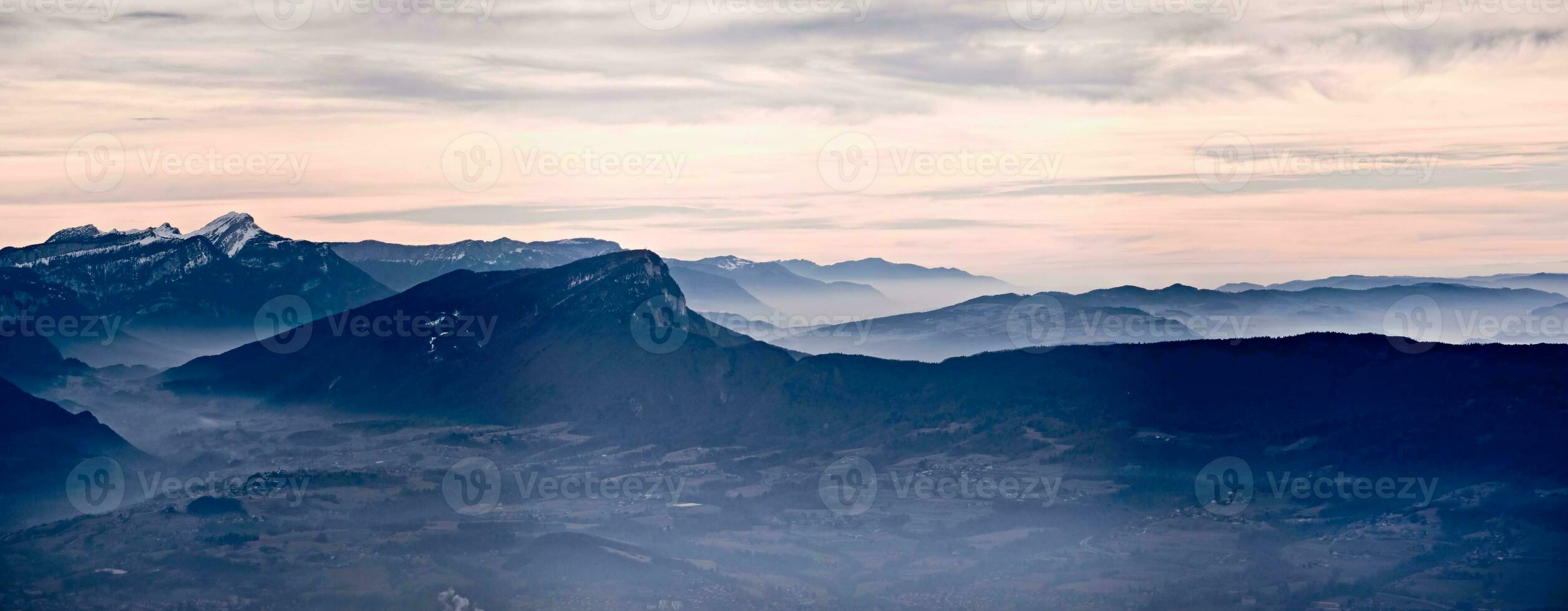 panoramico visualizzazioni di Savoie montagne vicino cameriere foto