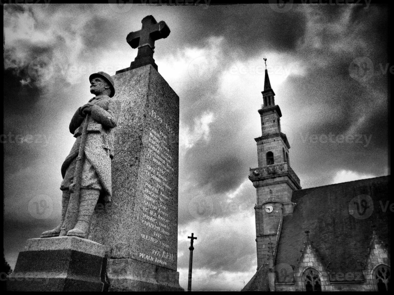 monumento per il caduto nel tonquedec drammatico nero e bianca foto di Bretagna con Chiesa nel il sfondo