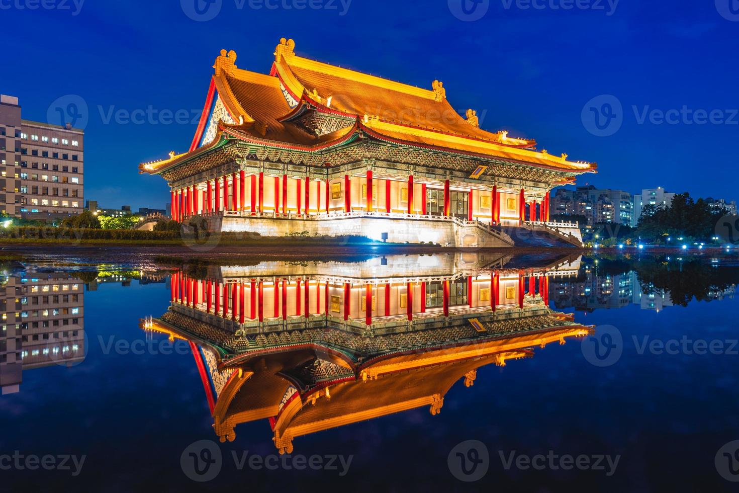 scena notturna del teatro nazionale e della sala da concerto a taipei, taiwan foto