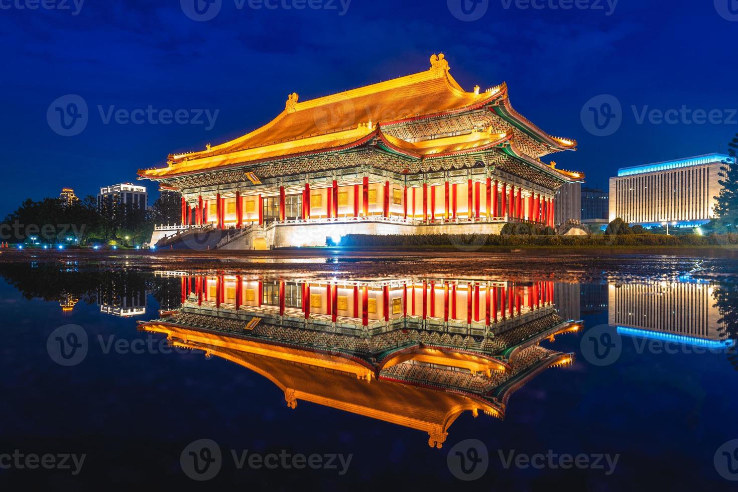 scena notturna del teatro nazionale e della sala da concerto a taipei, taiwan foto