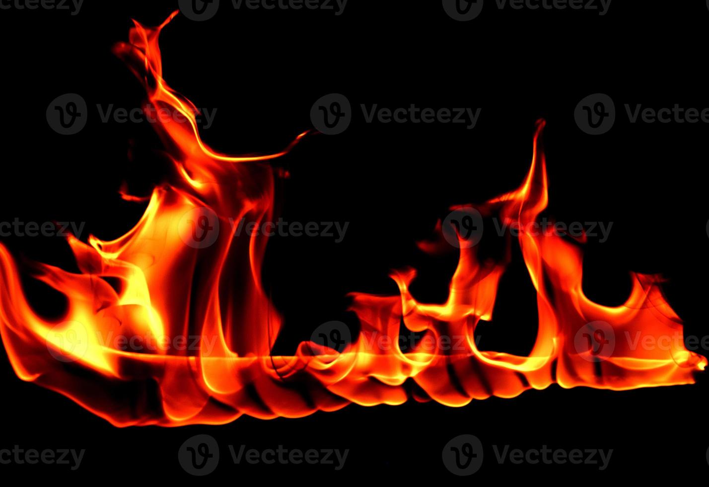 fiamma di fuoco su blackground foto