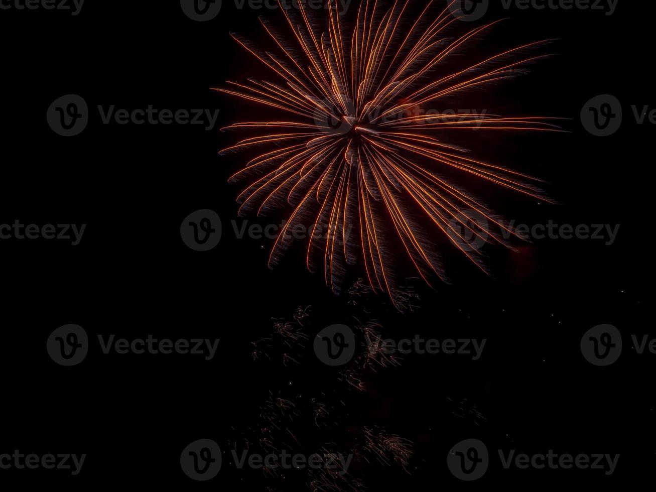 fuochi d'artificio festivi, fuochi d'artificio nel cielo notturno foto