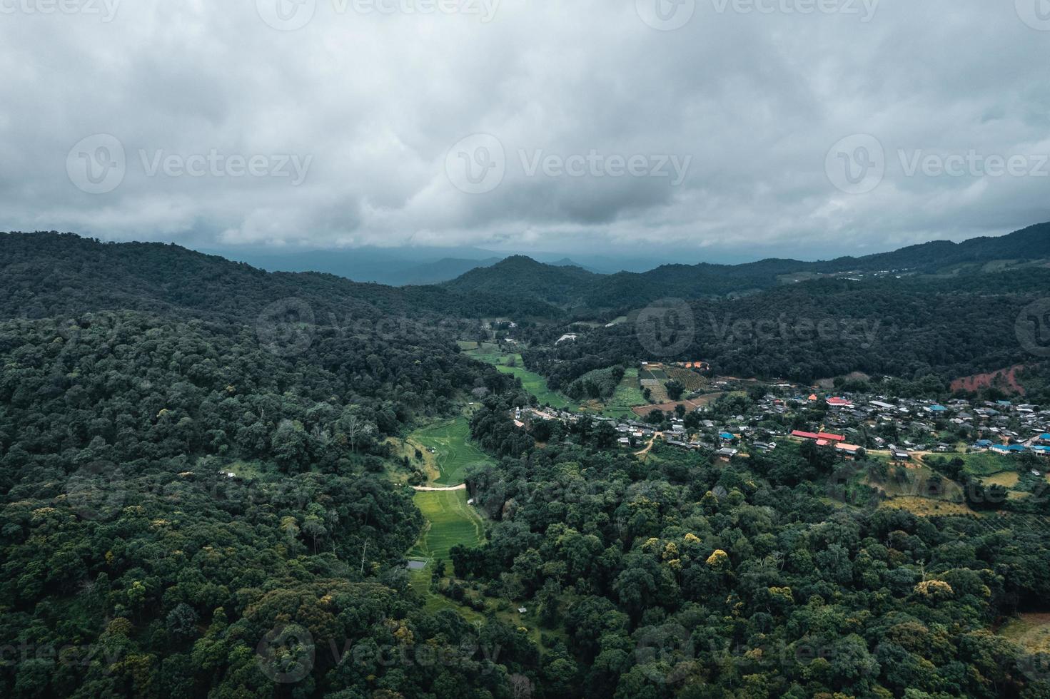 villaggi e campi in montagne verdi foto