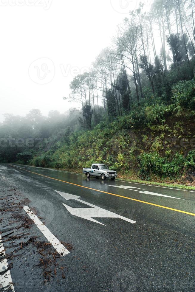 strada di montagna in una giornata piovosa e nebbiosa foto