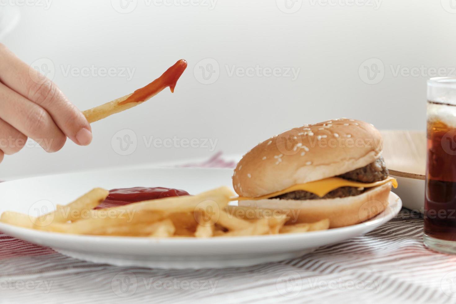 mangiare fast food sul piatto bianco. foto