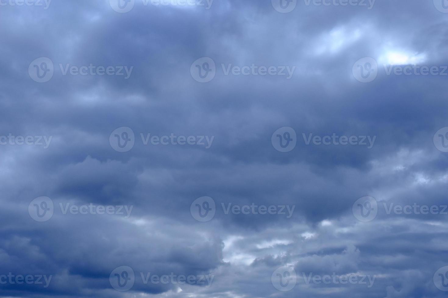 drammatico cielo blu profondo con soffici nuvole foto