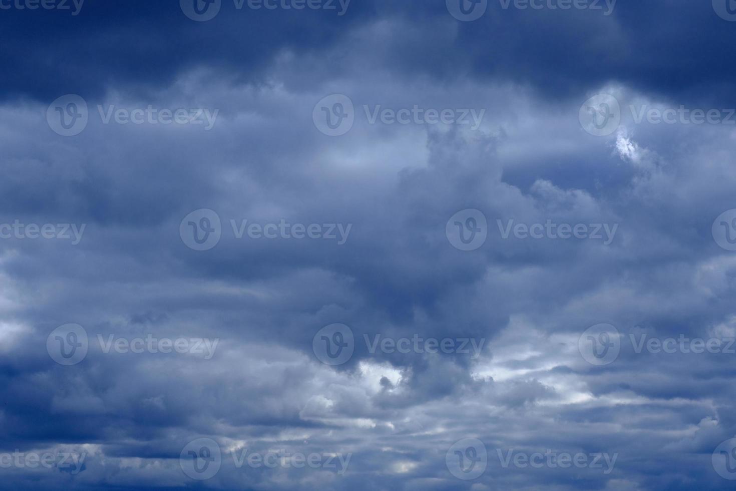 drammatico cielo blu profondo con soffici nuvole foto