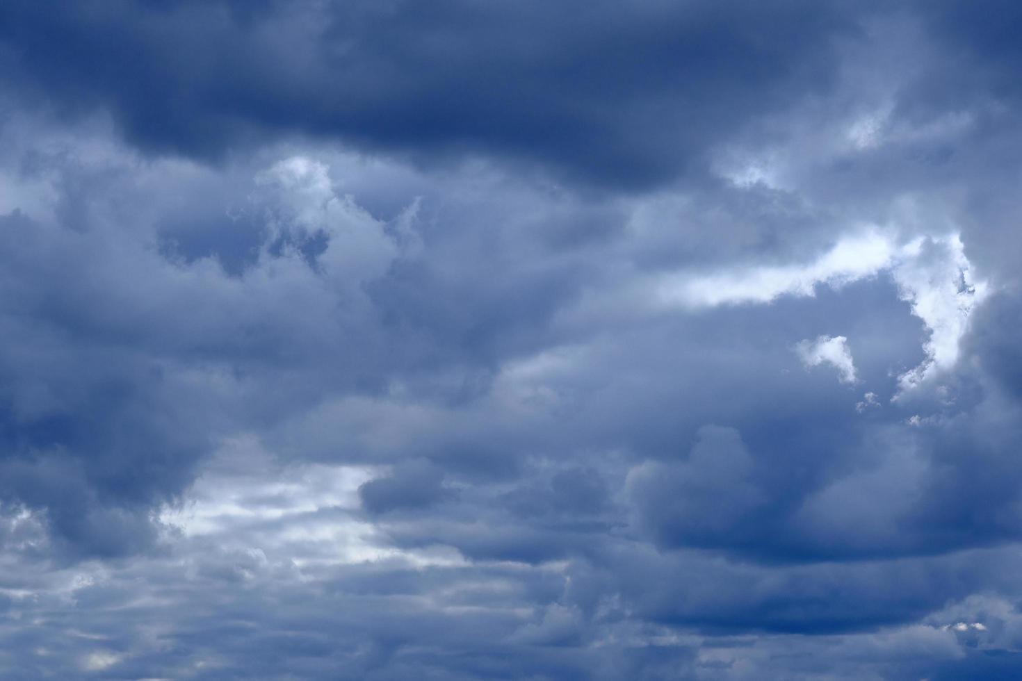 drammatico cielo blu profondo con soffici nuvole foto