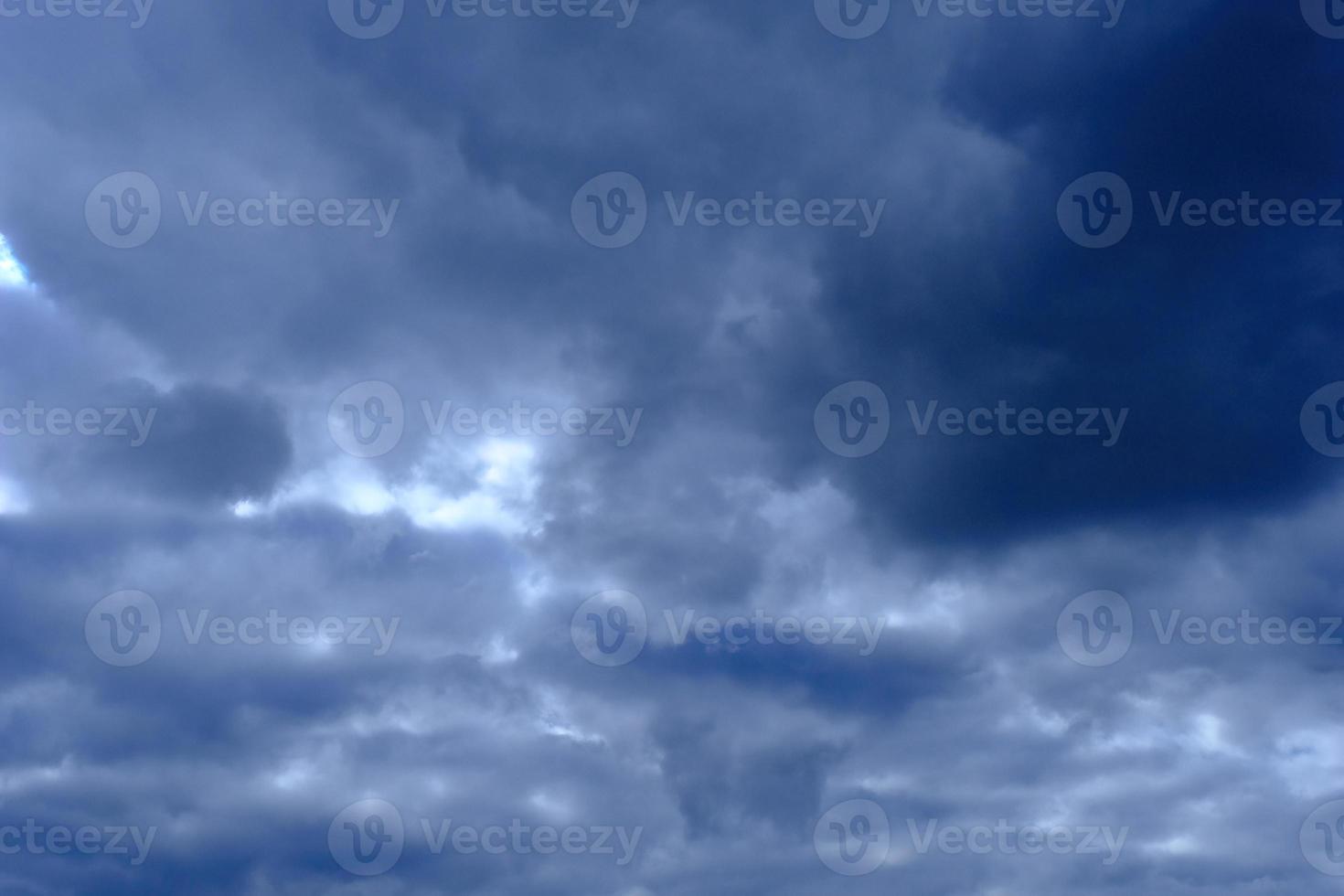 drammatico cielo blu profondo con soffici nuvole foto