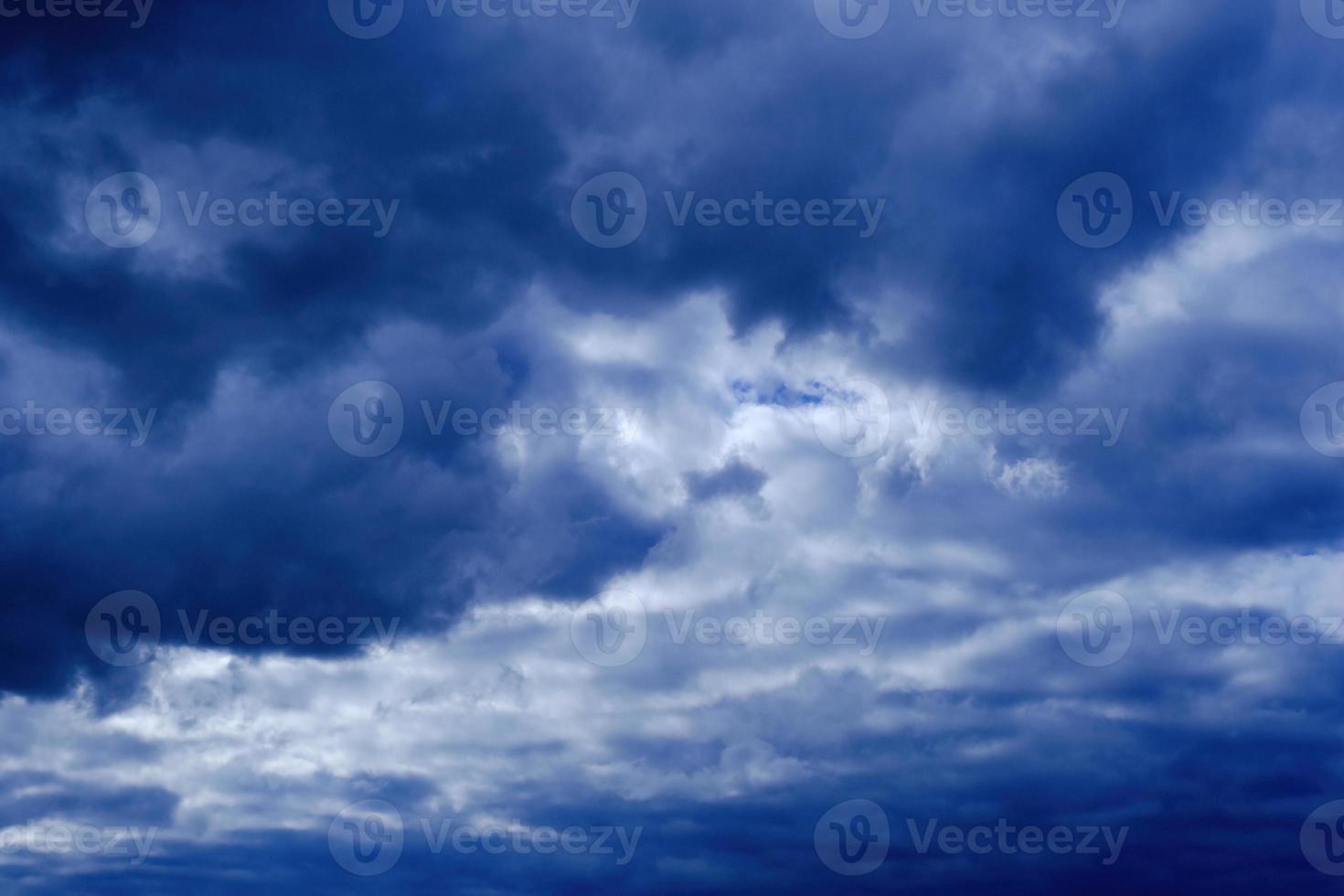 drammatico cielo blu profondo con soffici nuvole foto