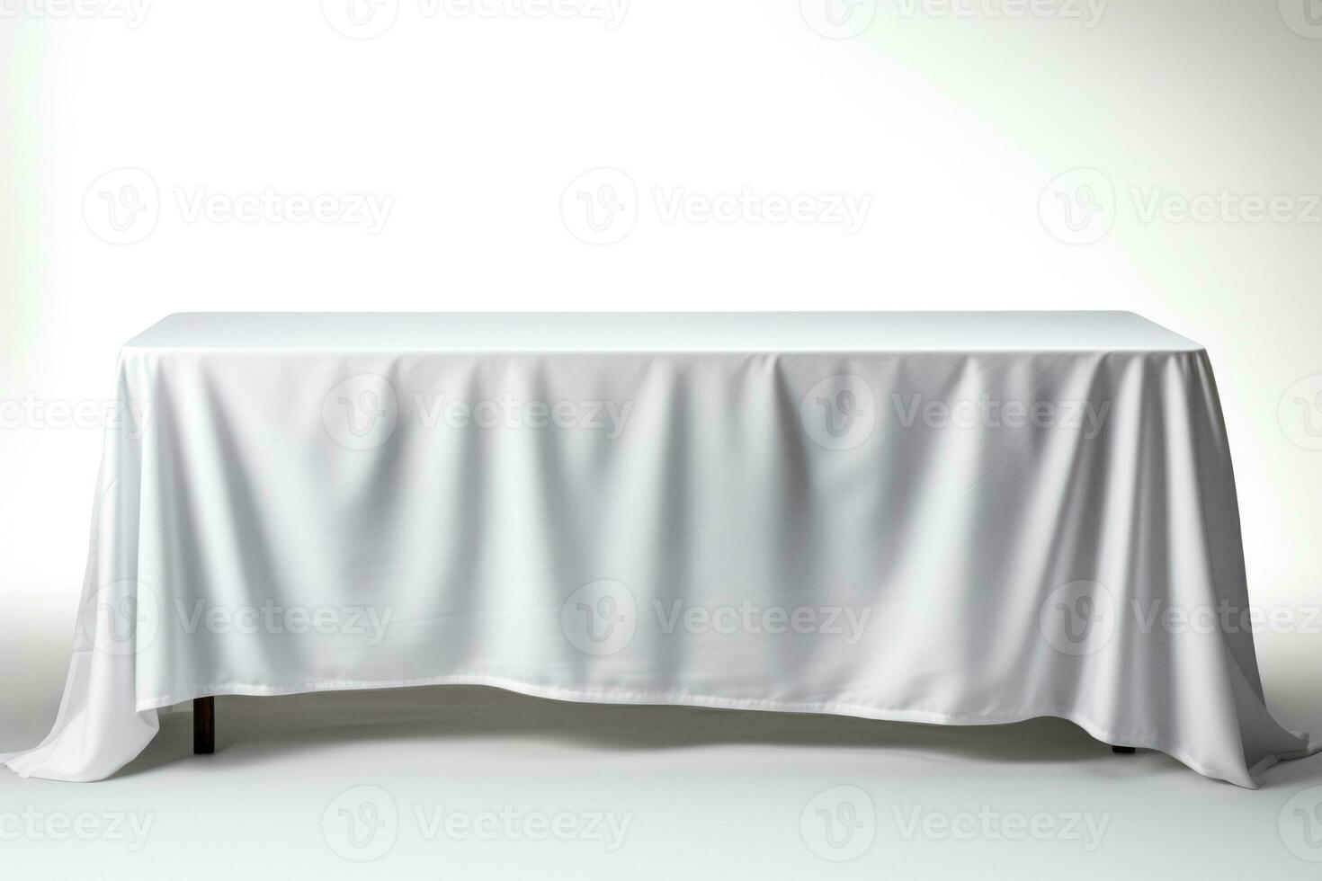 vuoto bianca stoffa tavolo isolato su bianca sfondo studio Immagine foto