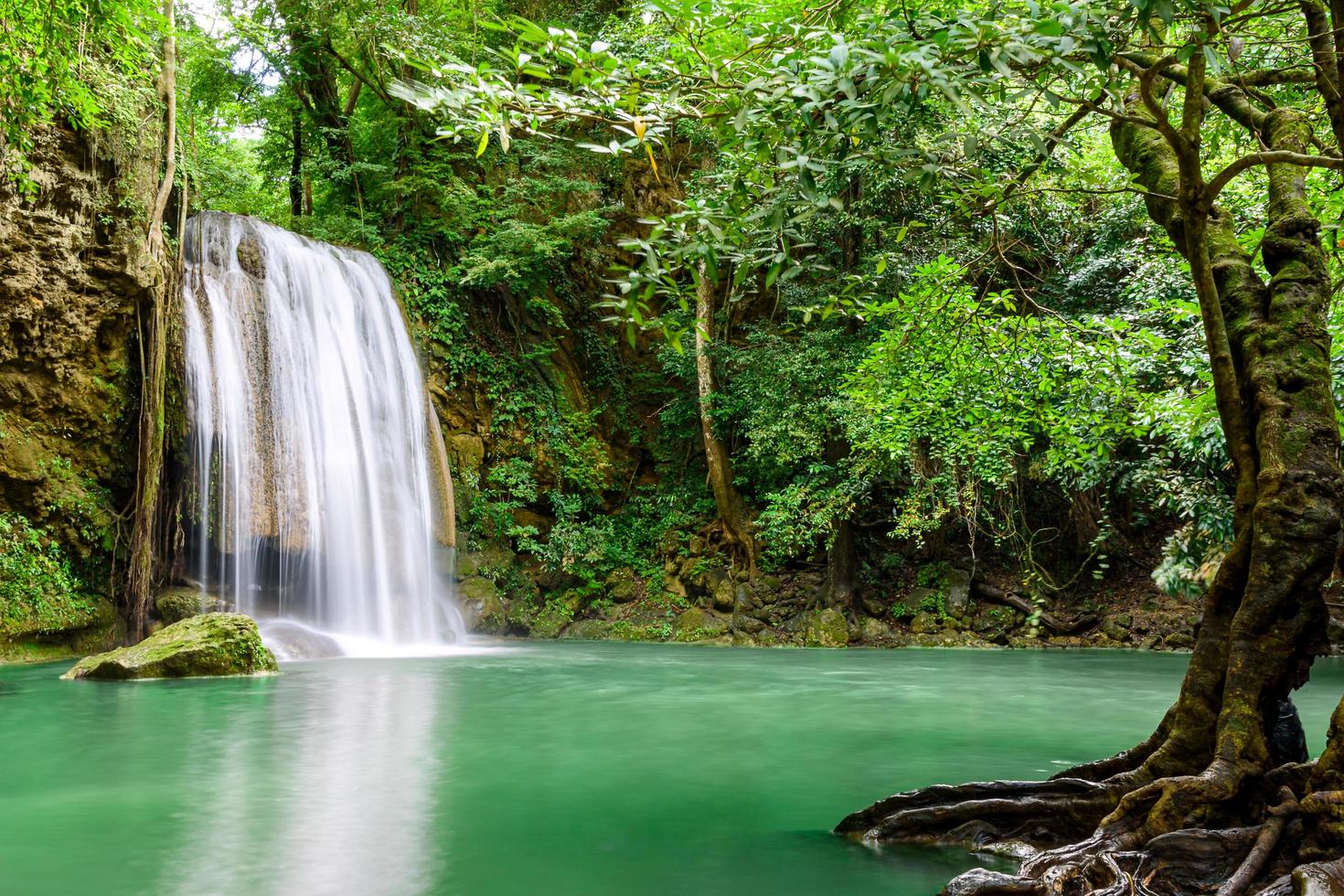 cascata di Erawan, parco nazionale di Erawan a Kanchanaburi, Tailandia foto