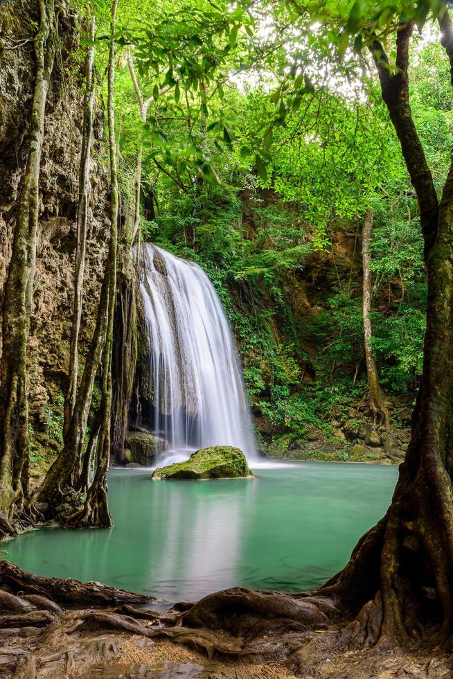 cascata di Erawan, parco nazionale di Erawan a Kanchanaburi, Tailandia foto