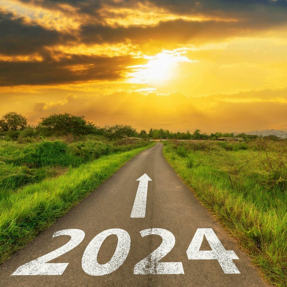 nuovo anno 2024 o dritto inoltrare strada per attività commerciale e strategia di futuro visione concetto. foto