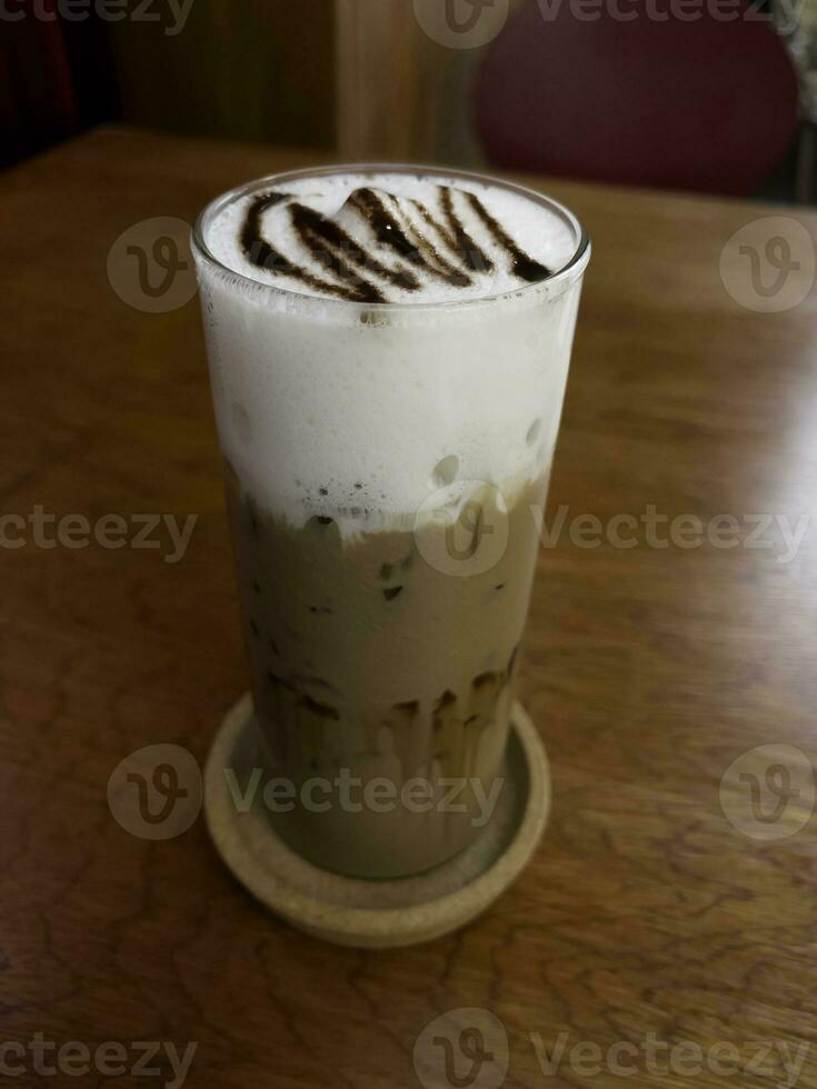 ghiacciato caffè moca su di legno tavolo foto