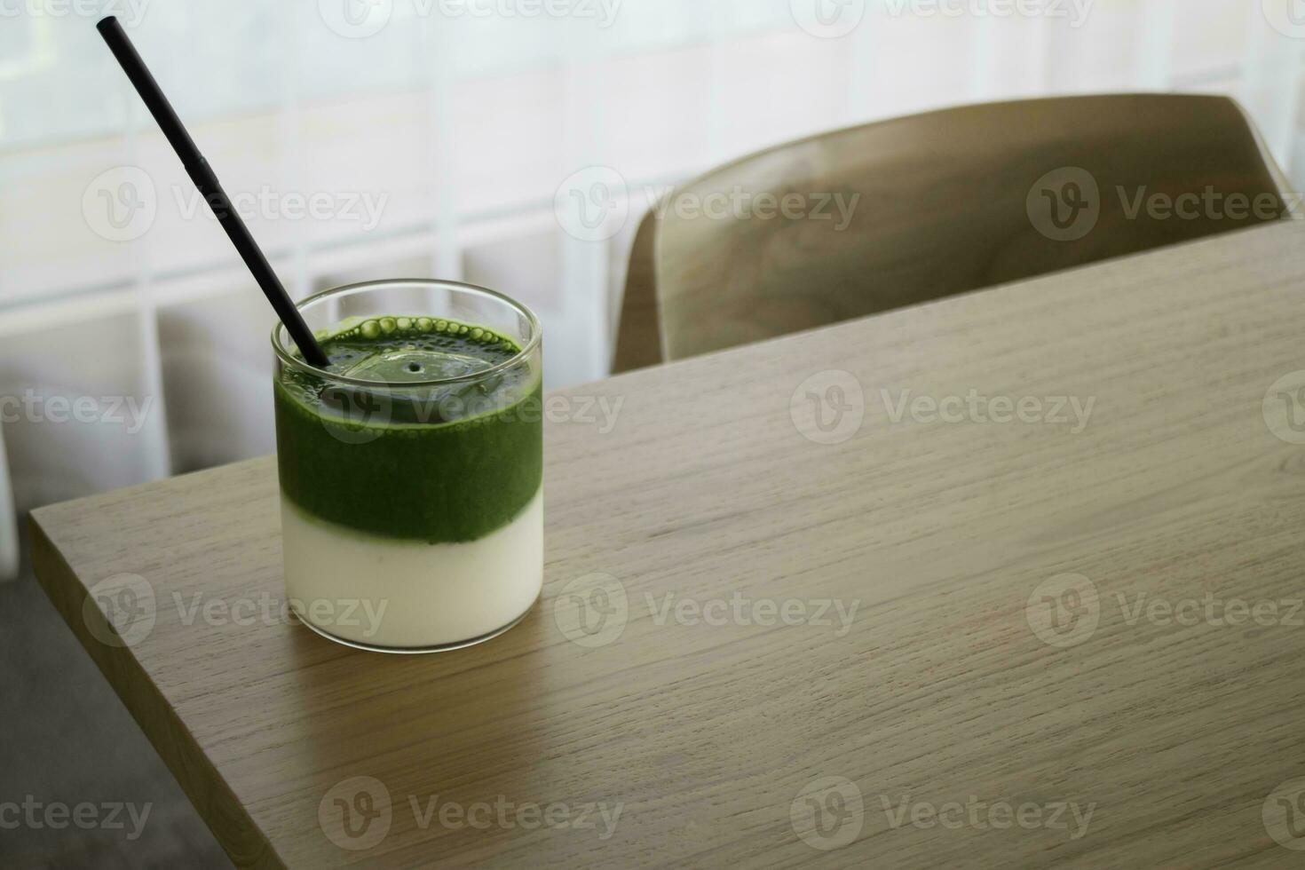 ghiacciato matcha tè verde su di legno tavolo foto