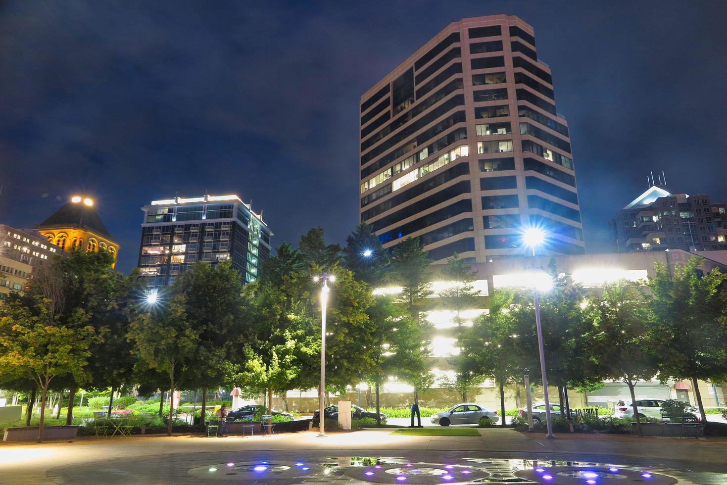 vista notturna del centro cittadino di Greensboro, Carolina del Nord foto